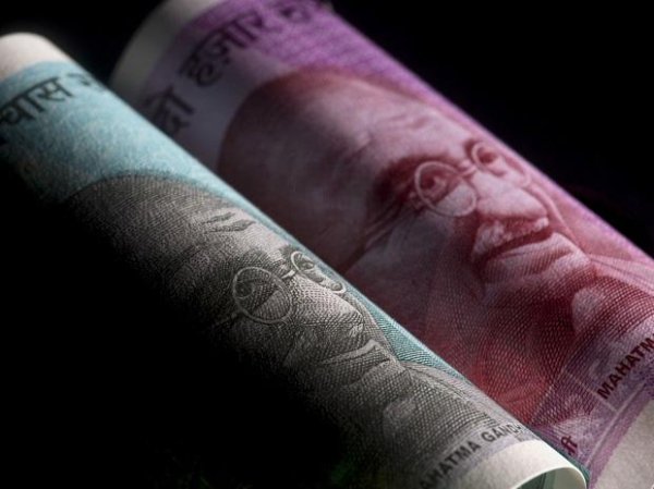 Rupee falls 14 paise to 73.16 against the US dollar in early trade