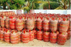 Govt mulls 2-kg LPG cylinders; starts e-booking for connections