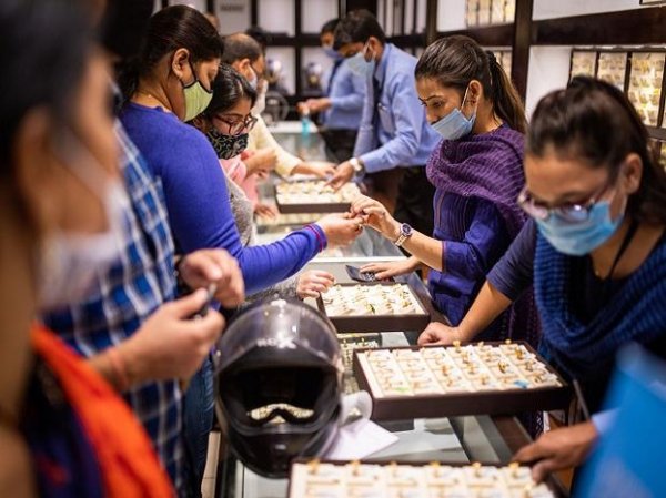 Gold price today at Rs 46,940 per 10 gm, silver selling at Rs 61,200 a kg