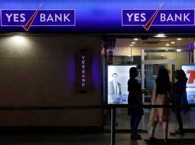 YES Bank advances 4% after announcement of fund raising plan